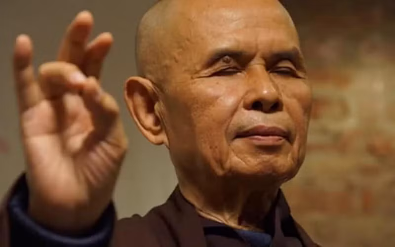 15. "Mỗi sáng thức dậy, tôi lại mỉm cười. Hai mươi tư tiếng mới mẻ đang ở trước mắt tôi. Tôi nguyện sống trọn cho từng phút giây và xem xét mọi thứ bằng ánh nhìn từ bi.”