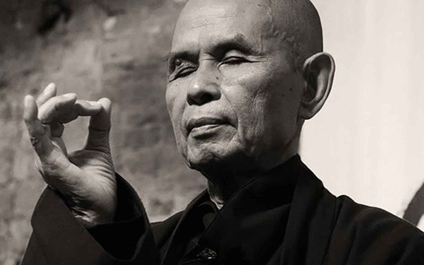 8. “Cuộc sống chỉ hiện hữu ở thực tại. Đó là lý do mà chúng ta nên đi theo cách mà mỗi bước đều mang ta đến thực tại”.