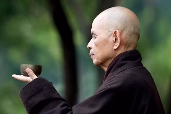 14. "Hãy cười, thở và bước đi thật chậm."