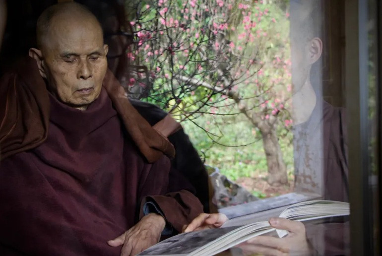 19. "Niềm hi vọng là điều rất quan trọng. Nó giúp cho hiện tại bớt khắc nghiệt. Nếu ta hi vọng rằng ngày mai sẽ tốt đẹp hơn, ta sẽ chịu đựng được khó khăn của hôm nay."