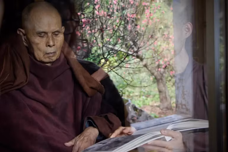 19. "Niềm hi vọng là điều rất quan trọng. Nó giúp cho hiện tại bớt khắc nghiệt. Nếu ta hi vọng rằng ngày mai sẽ tốt đẹp hơn, ta sẽ chịu đựng được khó khăn của hôm nay."