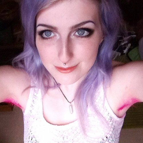 Bộ lông nách nhuộm tông màu hồng chói lọi.