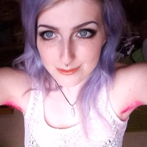 Bộ lông nách nhuộm tông màu hồng chói lọi.