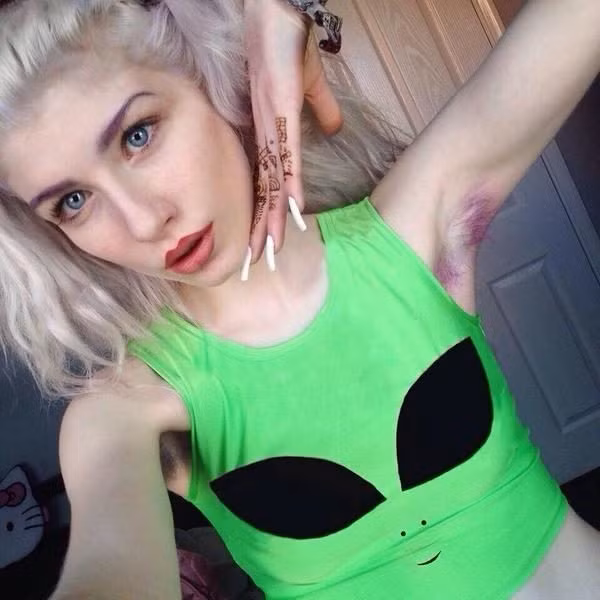 Dù vậy, những tín đồ thời trang quái đản này cũng phải nhận nhiều phản hồi tiêu cực từ dư luận mạng xã hội.