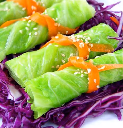 Hơn nữa, chính vì bữa ăn của người Nhật gồm nhiều rau nên thường chứa ít calo nhưng lại đa dạng về khẩu vị nên không gây nhàm chán. Người Nhật thường ăn nhiều các loại rau như cà chua, rong biển, đâu nành, cà tím, củ cải...