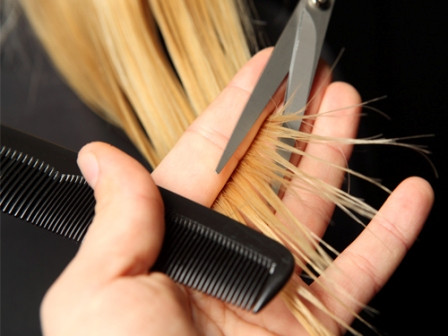 Tỉa tóc thường xuyên. Những lọn tóc bị chẻ ngọn, giòn và xơ rối cũng là một trong những nguyên nhân khiến đầu bạn tiết nhiều dầu hơn. Vì thế, hẫy đều đặn tỉa những lọn tóc xấu xì ấy đi để tạo điều kiện cho tóc đẹp toàn diện.