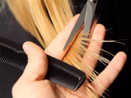 Tỉa tóc thường xuyên. Những lọn tóc bị chẻ ngọn, giòn và xơ rối cũng là một trong những nguyên nhân khiến đầu bạn tiết nhiều dầu hơn. Vì thế, hẫy đều đặn tỉa những lọn tóc xấu xì ấy đi để tạo điều kiện cho tóc đẹp toàn diện.