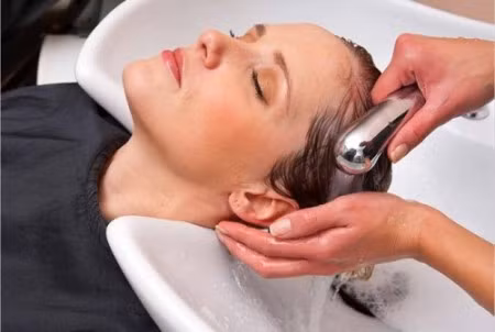 Dùng dầu xả trước khi gội đầu. Có một cách nhỏ dành cho những bạn muốn tóc bớt dầu mà vẫn có đủ một lượng nhỏ để khiến tóc mềm mượt, khi tắm, thay vì gội dầu gội trước rồi dầu xả, hãy đổi ngược quy trình lại, dùng dầu xả trước rồi hãy dùng dầu gội. Cách này còn giúp cho tóc của bạn bớt rụng khi gội. Tóc khô nên tránh sử dụng cách này.