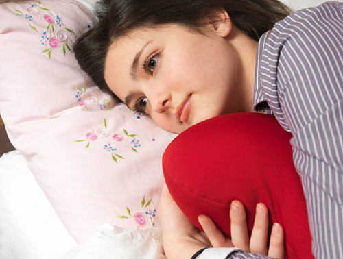 Kinh nguyệt sau sinh không ổn định. Đa phần phụ nữ sau khi sinh đều thay đổi chu kỳ kinh nguyệt và chu kỳ không ổn định. Thậm chí những chu kỳ này có thể hoàn toàn khác với các chu kỳ trước khi bạn mang thai. Sự thay đổi này có thể tiếp tục… kéo dài trong thời gian nuôi con, tùy vào thể trạng và sức khỏe của bạn.