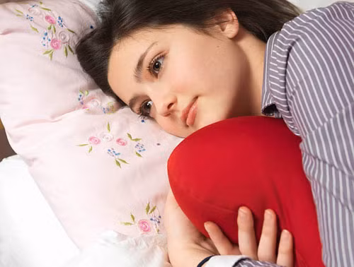 Kinh nguyệt sau sinh không ổn định. Đa phần phụ nữ sau khi sinh đều thay đổi chu kỳ kinh nguyệt và chu kỳ không ổn định. Thậm chí những chu kỳ này có thể hoàn toàn khác với các chu kỳ trước khi bạn mang thai. Sự thay đổi này có thể tiếp tục… kéo dài trong thời gian nuôi con, tùy vào thể trạng và sức khỏe của bạn.