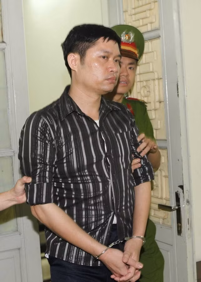 Dẫn giải bị cáo Nguyễn Mạnh Tường, Giám đốc Thẩm mỹ viện Cát Tường vào phòng xử án hồi tháng 4. Ảnh: TTXVN.