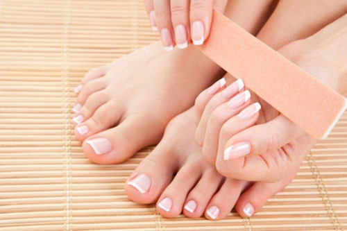 Dưỡng da quanh móng. Nếu bạn tự làm nail ở nhà và không hề có kem làm mềm, hãy thay thế bằng thỏi son dưỡng quen thuộc. Ngoài ra, cách này cũng giúp ích rất nhiều trong trường hợp móng tay bạn bị khô, nứt và khó chịu. Lúc đó, chỉ cần thoa 1 lượng nhỏ son dưỡng lên móng và viền móng, massage nhẹ nhàng là vấn đề của bạn đã được giải quyết rồi.