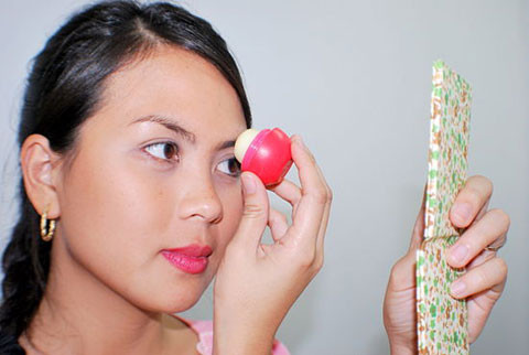 Tạo đường nét cho lông mày. Song hành với trào lưu lông mày rậm cùng mốt để lông mày dài thời gian gần đây, rất nhiều quý cô đã gặp vấn đề với việc những sợi lông mày không thể cùng ngả theo đúng hướng ngay cả khi đã chải kĩ càng. Lúc này, bạn chỉ việc dùng son dưỡng môi và vuốt lên lông mày theo đúng hướng. Các sợi lông mày sẽ được "chế ngự", vào nếp và cực kì đẹp mắt.