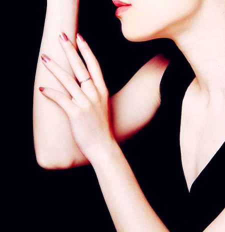 Dưỡng ẩm vùng khuỷu tay, đầu gối. Khuỷu tay và các khớp ngón tay luôn là nơi dễ bị khô ráp nhất bởi đặc điểm phải cử động nhiều. Và nếu bạn đã thử qua rất nhiều phương pháp trước đây mà chưa thể khiến vùng da này mềm mại hơn thì hãy cân nhắc đến ngay thỏi son dưỡng bên cạnh. Chỉ cần thoa 1 chút son dưỡng vào vùng da khô ráp, các nhũ hương và tinh dầu có trong thỏi son sẽ dần thẩm thấu và xoa dịu làn da hiệu quả. Chẳng bao lâu, bạn sẽ thấy vùng khuỷu tay của mình được cải thiện rõ rệt.