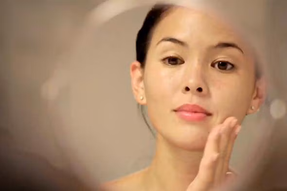 Dùng kem dưỡng da có chất chống oxy hóa. Lý do chuyên gia lo lắng về việc da tiếp xúc với ánh nắng mặt trời là nó gây hại cho các gốc oxy tự do trên da. Các gốc oxy tự do có thể làm hỏng tế bào da và dẫn đến lão hóa sớm. Khi áp dụng các loại kem chống oxy hóa cho da qua đêm, hoạt chất này giúp ổn định các gốc oxy tự do và giảm thiệt hại cho tế bào da.