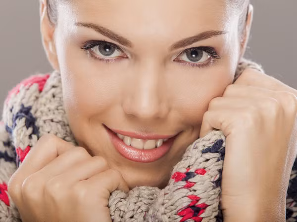 Nếu bạn nghĩ rằng kem chống nắng là không cần thiết trong thời tiết âm u mùa đông thì bạn đã sai lầm. Thực tế, mùa đông thời tiết thường âm u nhưng các bức xạ tia cực tím lại có bước sóng rất dài và thâm nhập vào bầu khí quyển, ngay cả những ngày trời nhiều mây. Những tia UVA có thể làm hỏng da, gây lão hóa sớm và làm thay đổi sắc tố da.