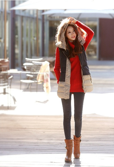 Mặc quần áo bảo vệ. Nó chỉ đơn giản là mặc quần áo kín có thể giúp bạn ngăn chặn tia UV, do vậy, hãy cố gắng che kín càng nhiều da càng tốt, điều này cực kỳ đơn giản vào mùa đông. Mặc áo tay dài, cổ cao và đeo kính sẽ giúp bạn bảo vệ da khỏi tia UV và giảm thiểu hao hụt của kem chống nắng trong 2 giờ.