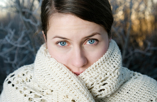 Sử dụng kem chống nắng thường xuyên. Đây là thông điệp hầu như được nhắc đi nhắc lại rất nhiều lần, tuy nhiên, bạn phải sử dụng kem chống nắng đúng cách để phát huy tác dụng của nó. Kem chống nắng cần được áp dụng 20 phút trước khi bạn bước ra khỏi nhà và được bôi lại sau đó 2 giờ. Hầu hết mọi người nghĩ rằng ngồi làm việc trong nhà, có máy lạnh và không tiếp xúc với ánh nắng mặt trời thì không cần dùng kem chống nắng. Tuy nhiên, ánh sáng tia cực tím có thể đi xuyên qua kính, gây hại cho da bạn.