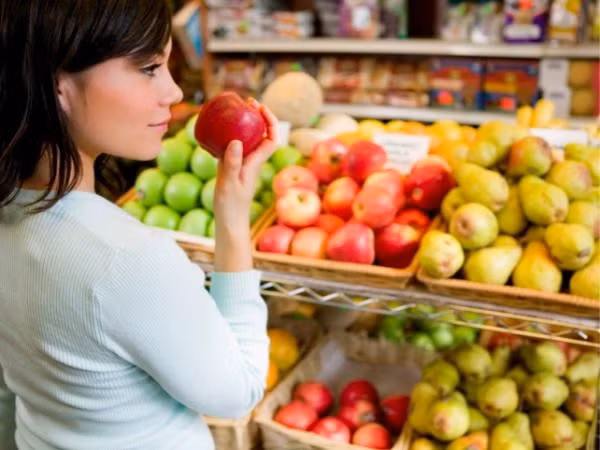 Ăn các thực phẩm có chứa chất chống oxy hóa. Khi chúng ta ăn các loại trái cây và rau quả có màu sắc, đồng nghĩa với cơ thể sẽ nhận được hàm lượng lớn chất chống oxy hóa. Trái cây và rau quả nhiều màu sắc giúp chống lại các tổn thương tế bào ở các cấp độ khác nhau trên tế bào da. Ăn những thực phẩm này cũng rất hiệu quả trọng việc giảm thiểu thiệt hại khi tế bào da tiếp xúc với tia cực tím.