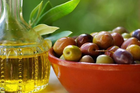 Tinh dầu jojoba. Tinh dầu jojoba cũng là một gợi ý thú vị để làn da khô của bạn trở nên mịn mướt trong mùa đông giá lạnh. Ưu điểm của loại tinh dầu này là dễ hấp thu qua da và có thể bôi nguyên chất hoặc trộn cùng các loại tinh dầu khác như dầu ô liu hay dầu dừa đều phù hợp.