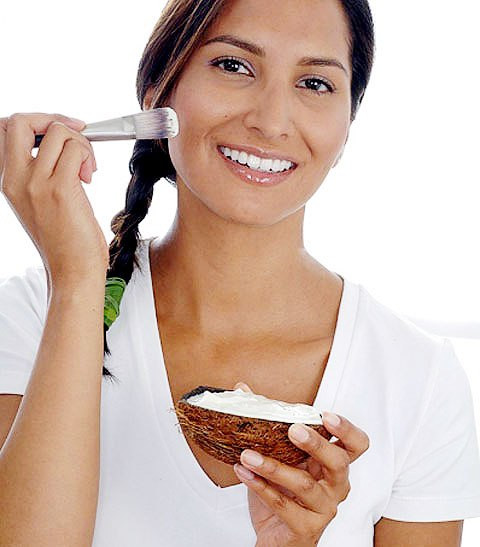 Bạn có thể sử dụng dầu dừa nguyên chất hoặc kết hợp với các loại tinh dầu khác như hoa oải hương, vv... để tạo thành loại mặt nạ dưỡng ẩm tự nhiên cho làn da khô. Sau 15 phút , rửa sạch lại da mặt bằng nước ấm, bạn sẽ thấy da mình được cải thiện đáng kể. Duy trì thói quen này 2 lần mỗi tuần, da bạn sẽ bớt khô và mịn màng, tươi trẻ hơn rất nhiều.