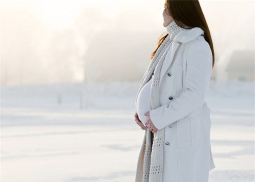 Giữ ấm đầu và tay, chân. Vào mùa đông, cơ thể chuyển hướng tuần hoàn của máu. Theo Mayo Clinic, lúc này, máu tập trung lưu thông tới vùng trung tâm của cơ thể, bởi vậy, bàn chân và bàn tay dễ bị tê cứng nhất.