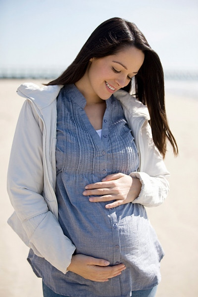 Cẩn thận khi đi bộ. Vỉa hè trơn trượt trong mùa đông có thể là mối nguy cho các thai phụ, vì vậy nếu đi bộ bạn cần hết sức cẩn trọng. Khi có thai, trung tâm của lực hấp dẫn ở các bà bầu thay đổi nên họ có xu hướng dễ té ngã, gây chấn thương. Điều đặc biệt lưu ý là tránh mang túi xách quá nặng hoặc mang giày cao gót vì sẽ làm tăng nguy cơ té ngã.