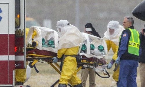 Đội nhân viên y tế đặc biệt đưa bác sĩ Marti Salia lên xe cấp cứu ngay sau khi ông được chuyển bằng máy bay đến Nebraska - (Ảnh: AP)