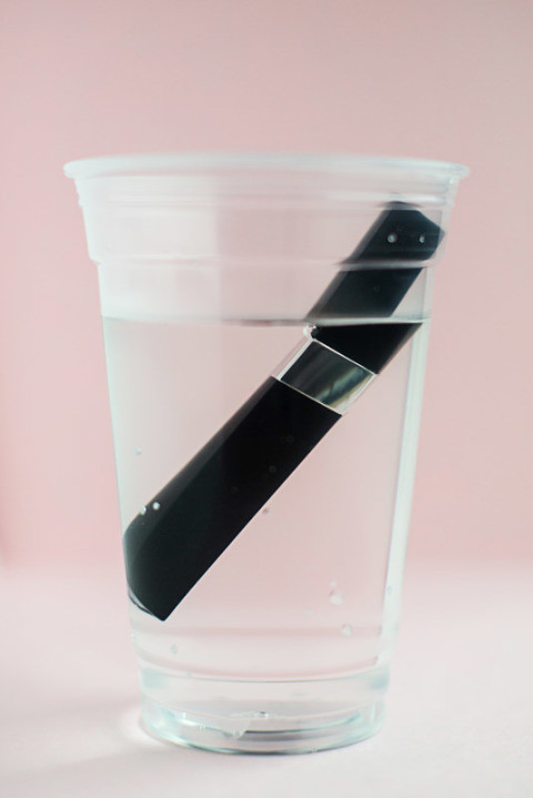 Nếu mascara của bạn lâu ngày không dùng đến và bị khô, hãy ngâm nó vào nước ấm ấm chừng 20 phút, bạn sẽ dùng được như bình thường.