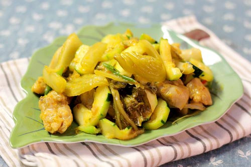 Thêm gừng vào các món ăn hàng ngày. Gừng là một gia vị rất quen thuộc và hầu như lúc nào cũng có sẵn ở ngăn bếp của các bà nội trợ. Gừng không những thêm hương vị cho món ăn mà còn giúp cơ thể tiêu hóa và hấp thụ thức ăn dễ dàng, giúp giảm mỡ bụng hiệu quả.