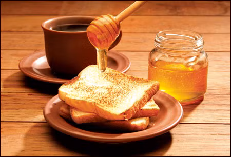 Bánh mì mật ong gừng. Bánh mì gối nướng trên chảo nướng 3-4 phút sau đó phết lớp mật ong và chút gừng băm nhỏ lên trên và thưởng thức. Đây là món ăn sáng rất tốt cho chị em muốn lấy lại vòng eo thon gọn đấy nhé.