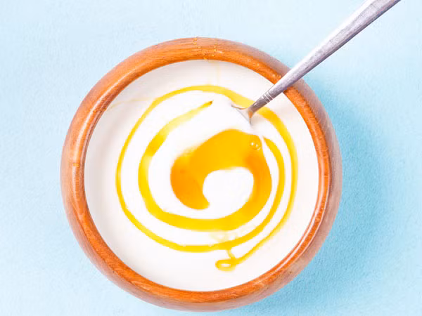 Sữa chua gừng, mật ong. Một chút biến tấu trong việc ăn sữa chua hàng ngày, chị em có thể thêm một chút mật ong và gừng vào hộp sữa chua và thưởng thức. Đây cũng là thủ thuật để bạn làm quen với cách giảm cân từ gừng.