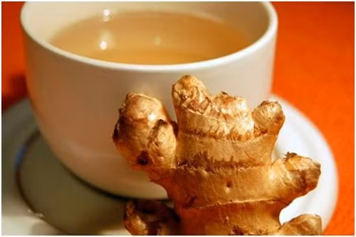 Trà gừng là loại thức uống khá phổ biến, rất có lợi cho sức khỏe và giúp giảm cân nhanh. Uống trà gừng có thể giúp tăng cường các hoạt động trao đổi chất của cơ thể, tăng tỉ lệ đốt cháy chất béo, thúc đẩy quá trình đào thải mỡ thừa ra khỏi cơ thể. Bạn có thể sử dụng trà gừng với mật ong hay chanh đều có tác dụng giảm cân như nhau.