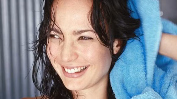 Không để mái tóc ẩm ướt khi ra ngoài trời lạnh. Bạn cần phải làm khô mái tóc của mình ngay trước khi đi ra ngoài trời đông vì không khí lạnh sẽ ảnh hưởng mạnh trực tiếp đến mái tóc đặc biệt khi tóc còn ẩm ướt. Bạn có thể làm khô tóc nhanh chóng bằng nhiệt độ của máy sấy tóc nếu như bạn vội vàng. Tuy nhiên, trước khi sấy tóc, bạn cũng nên xịt lên tóc sản phẩm chống nhiệt độ để bảo vệ tóc.