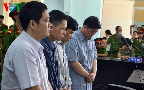 Các bị cáo Trần Văn Quang, Phạm Bá Giáp, Trần Bá Hùng, Trần Hải Sơn nghe tòa tuyên án.