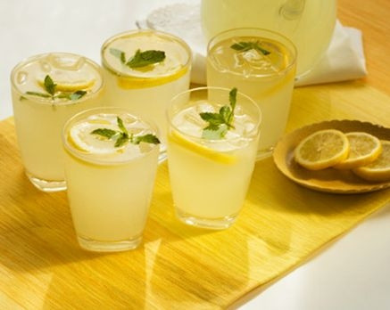 Tuy nhiên, nước chanh muối ấm về cơ bản là cách giảm cân an toàn nhưng bạn cũng nên cẩn thận nếu bạn có tiền sử dạ dày. Khi sử dụng mà thấy đau tức bụng thì bạn nên dừng lại ngay tránh làm ảnh hưởng tới dạ dày của bạn.