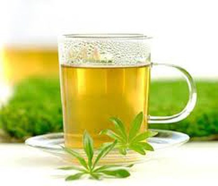 Mật ong pha nước ấm. Pha mật ong với nước ấm để uống là một trong những cách giảm cân hiệu quả cho những người béo mập, thừa cân. Chính vì vậy, mật ong pha nước ấm là một trong những thức uống được đưa vào thực đơn giảm cân theo nhiều lời khuyên của các chuyên gia.