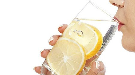 Không phải tự nhiên mà các chuyên gia dinh dưỡng và cả sắc đẹp đều khuyên chúng ta nên bắt đầu một ngày mới bằng một cốc nước chanh ấm. Đồ uống này không chỉ giúp chúng ta tăng cường hệ miễn dịch mà còn giúp giảm cân hiệu quả bởi trong chanh có rất nhiều chất xơ, giúp chống lại cảm giác đói và thèm ăn, từ đó làm giảm khả năng ăn vặt trong ngày.