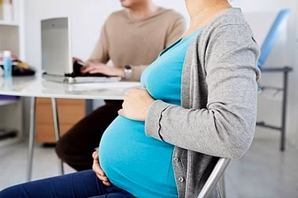 Nặng nề. Bạn có cảm giác cái thai trong bụng đang di chuyển xuống phía dưới, làm gia tăng áp lực lên vùng khung chậu.