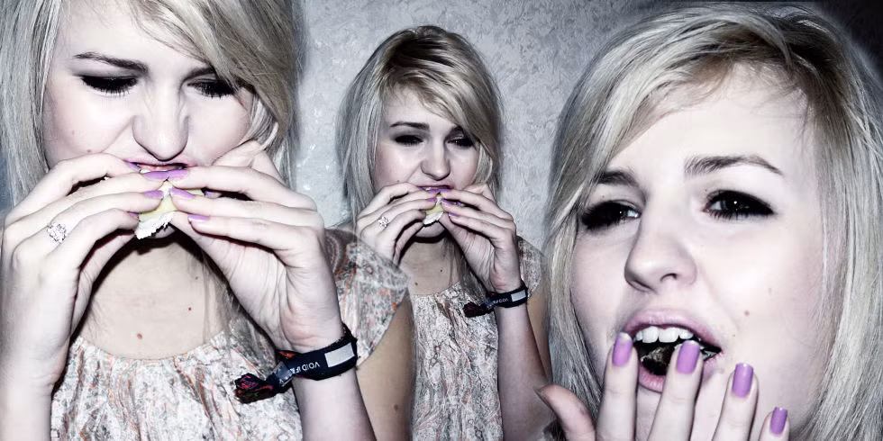 Bạn đã cảm thấy no nhưng miệng vẫn nhai. Để tránh lâm vào tình huống này, tốt nhất là kiên quyết đặt chiếc nĩa, thìa của bạn khi đã cảm thấy ngang bụng khoảng 80%, bởi sau bữa chính bạn còn có bữa tráng miệng, như vậy là vừa đủ để bạn cảm thấy no 100%.