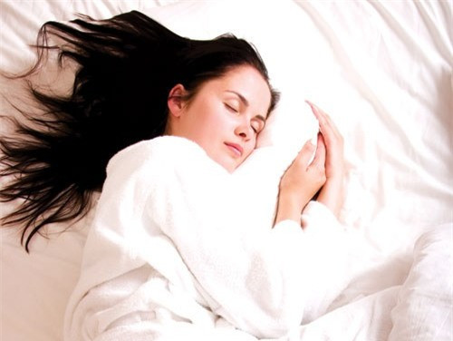 Bạn dễ buồn ngủ. Nếu bạn cảm thấy ngủ ngon và say, ngủ đủ giấc nhưng vẫn muốn ngủ thêm nữa, hoặc thường xuyên ngáp, nếu không phải mệt mỏi vì công việc thì đây chính là dấu hiệu bạn đang ăn nhiều và tăng cân.