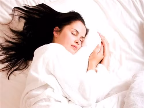 Bạn dễ buồn ngủ. Nếu bạn cảm thấy ngủ ngon và say, ngủ đủ giấc nhưng vẫn muốn ngủ thêm nữa, hoặc thường xuyên ngáp, nếu không phải mệt mỏi vì công việc thì đây chính là dấu hiệu bạn đang ăn nhiều và tăng cân.