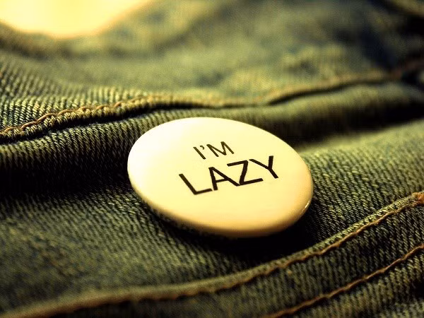 Cảm thấy lười hơn. Bạn vốn là người chăm chỉ nhưng tự nhiên lại biến thành lười nhác, làm việc gì cũng uể oải rũ rượi, muốn làm một cái gì đó nhưng lại không có sức lực, đây có thể là triệu chứng bạn đang béo lên.