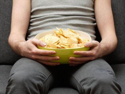 Không ý thức được việc mình đang ăn gì. Phụ nữ trưởng thành trung bình nạp vào cơ thể từ 2.000 - 2.500 calo mỗi ngày. Nếu bạn hoàn toàn không ý thức được mình đang ăn gì và ăn bao nhiêu cũng vẫn thấy đói thì đây chính là lúc bạn cần xem xét lại vấn đề cân nặng.