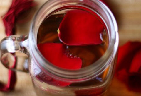 Dùng nước hoa hồng tinh chất. Nước ép từ những cánh hoa hồng tươi sẽ có tác dụng làm da của bạn trở nên mịn màng, hồng hào. Bạn dùng nước hoa hồng xoa đều lên vùng da đầu ngực, rồi để đó đến khi khô đi. Nên nhớ đừng mặc áo lót sau khi bạn xoa nước hoa hồng lên. Và tốt nhất mỗi lần làm bạn nên làm dư một lượng nhất định rồi để vào tủ lạnh bảo quản dùng cho những lần kế tiếp.