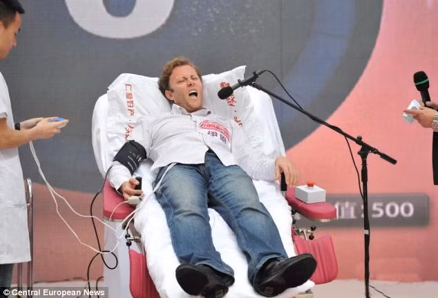 Ca sĩ người Anh Iain Inglis, người sống và làm việc tại Trung Quốc cũng đã tham gia thử nghiệm này.