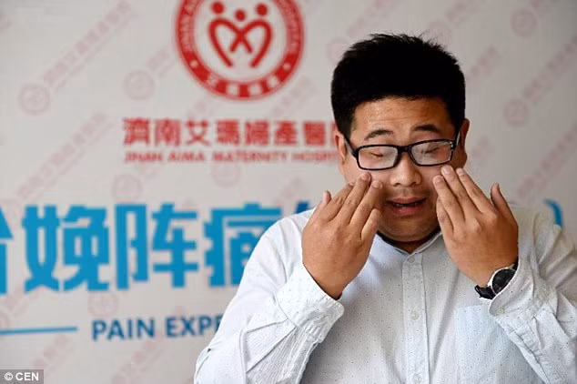 Để tạo ra sự co bóp và cơn đau đẻ, các kỹ thuật viên bệnh viện đã sử dụng những thiết bị kích thích vùng bụng của các quý ông bằng sốc điện, khiến nó co bóp.