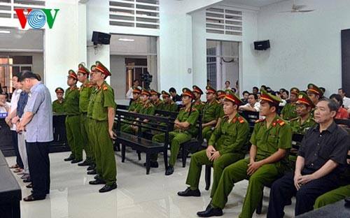 Ông Dương Chí Dũng- ngồi góc phải tham gia phiên tòa với tư cách người có quyền lợi và nghĩa vụ liên quan.