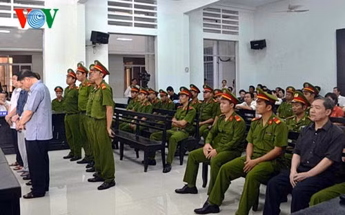 Ông Dương Chí Dũng- ngồi góc phải tham gia phiên tòa với tư cách người có quyền lợi và nghĩa vụ liên quan.