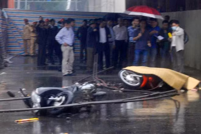 Hiện trường vụ rơi thép khiến người đi đường tử vong. Ảnh: Hoàn Nguyễn.